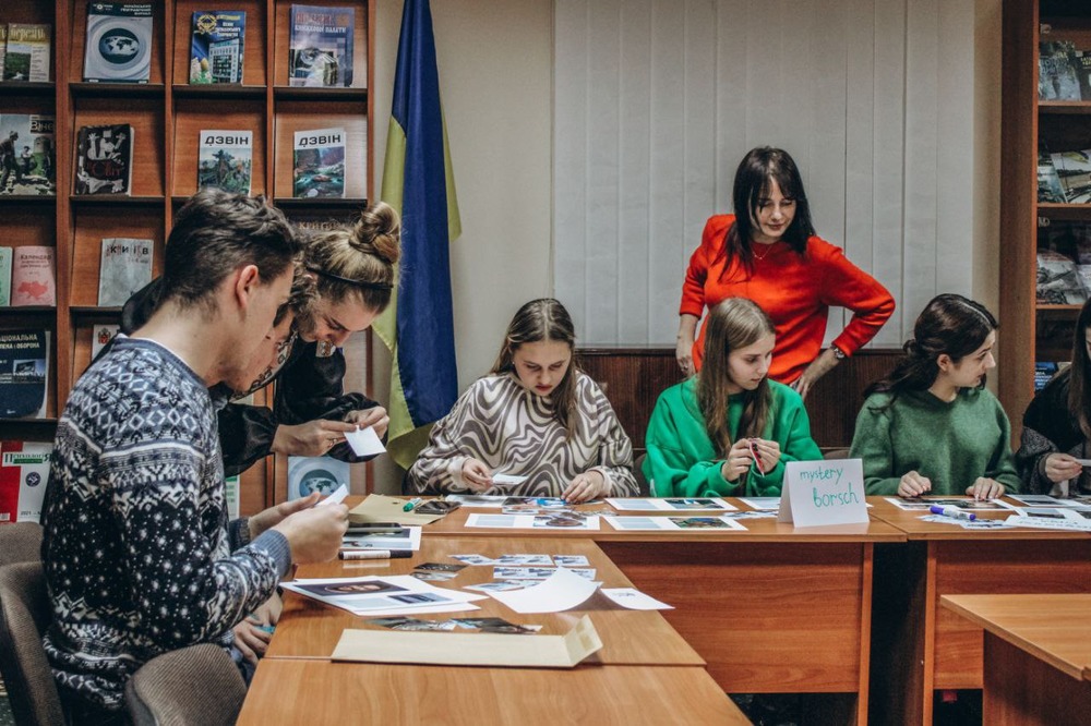 Викладачі кафедри Дзюбановська І-А. та Новосад Ю. допомагають учасникам із завданнями